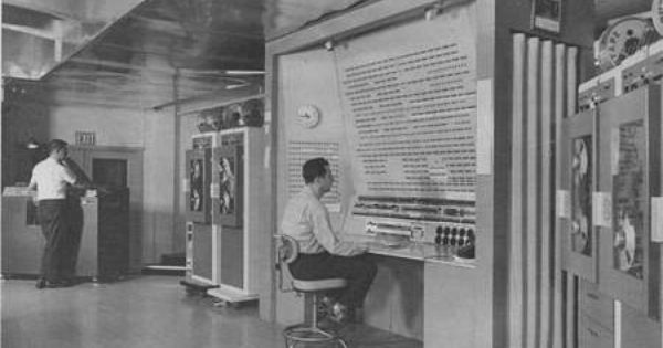 Burroughs B5000 en sala de cómputo